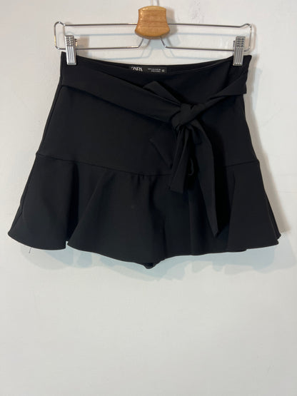 ZARA. Falda-pantalón negra corta T.s