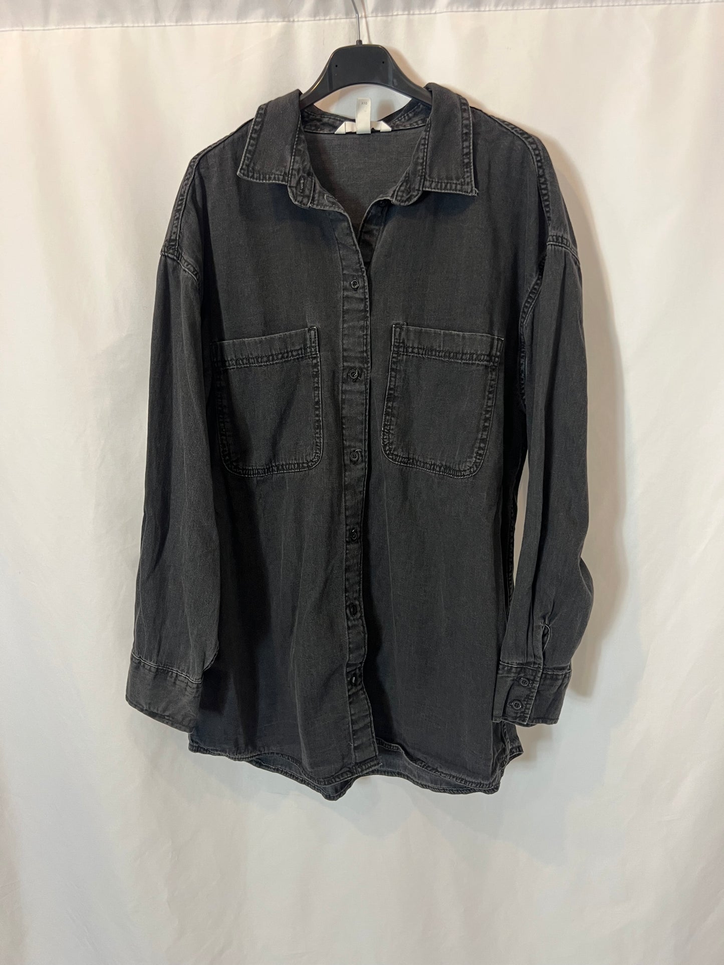 H&M. Camisa denim negra larga. T M