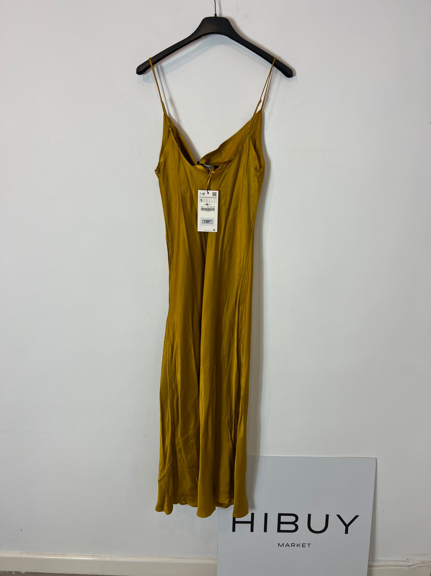 ZARA. Vestido midi mostaza satinado  T.s