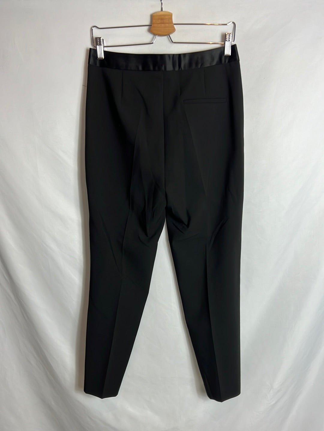 ZARA. Pantalón negro pinzas detalle satinado. T M