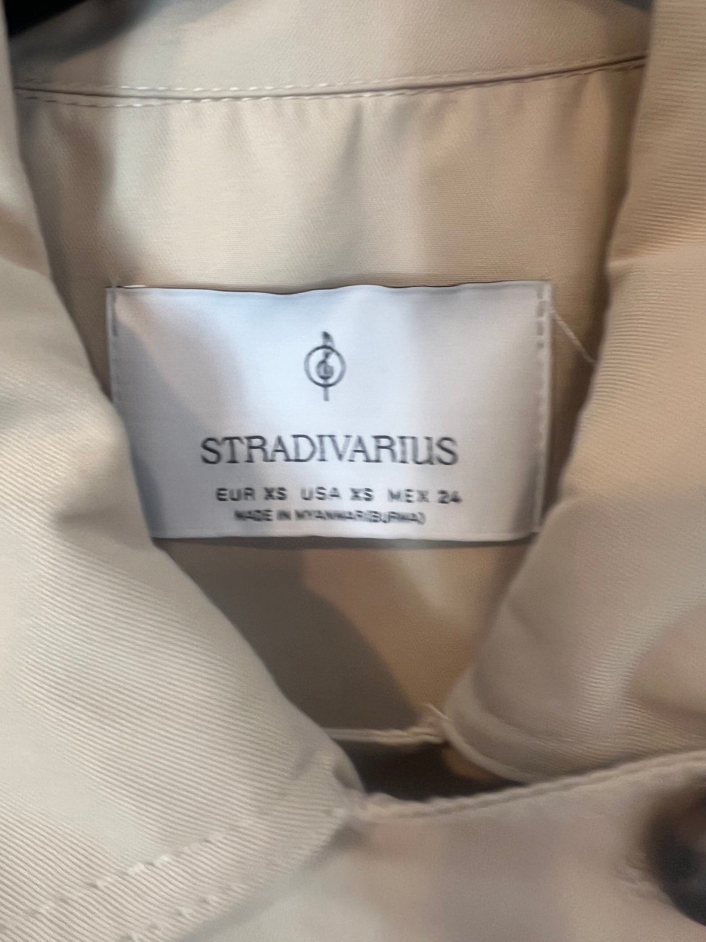 STRADIVARIUS. Gabardina beige corta T.xs