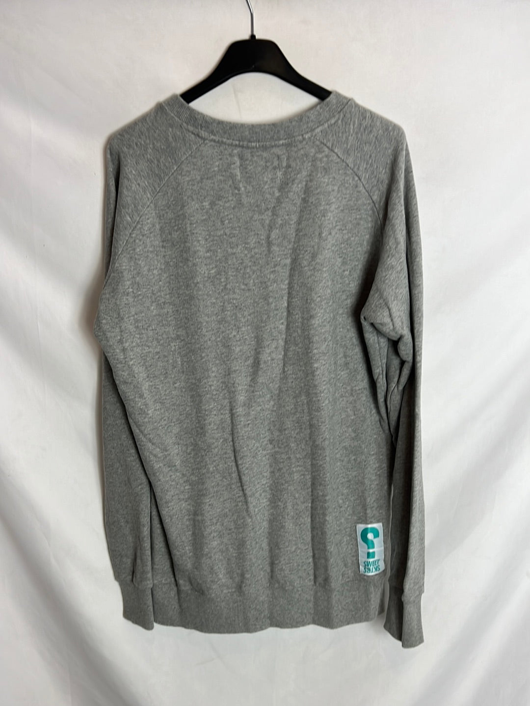 SWEET SKTBS. Sudadera gris letras. T M