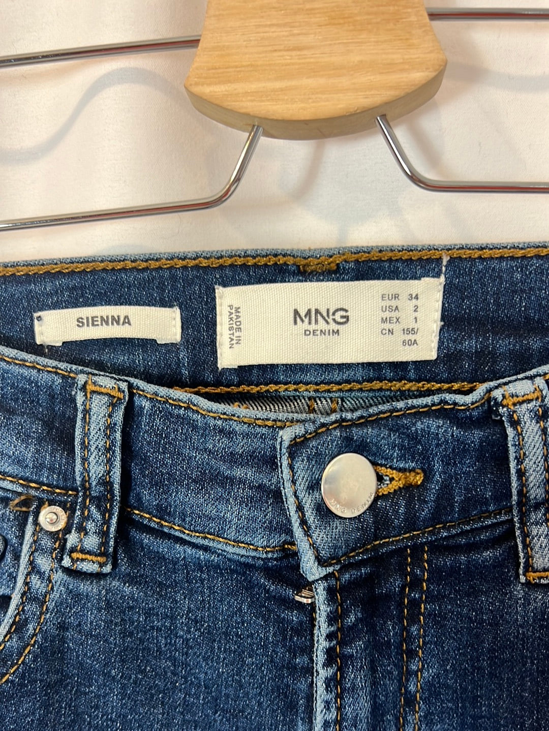 MANGO. Pantalón denim acampanado T.34