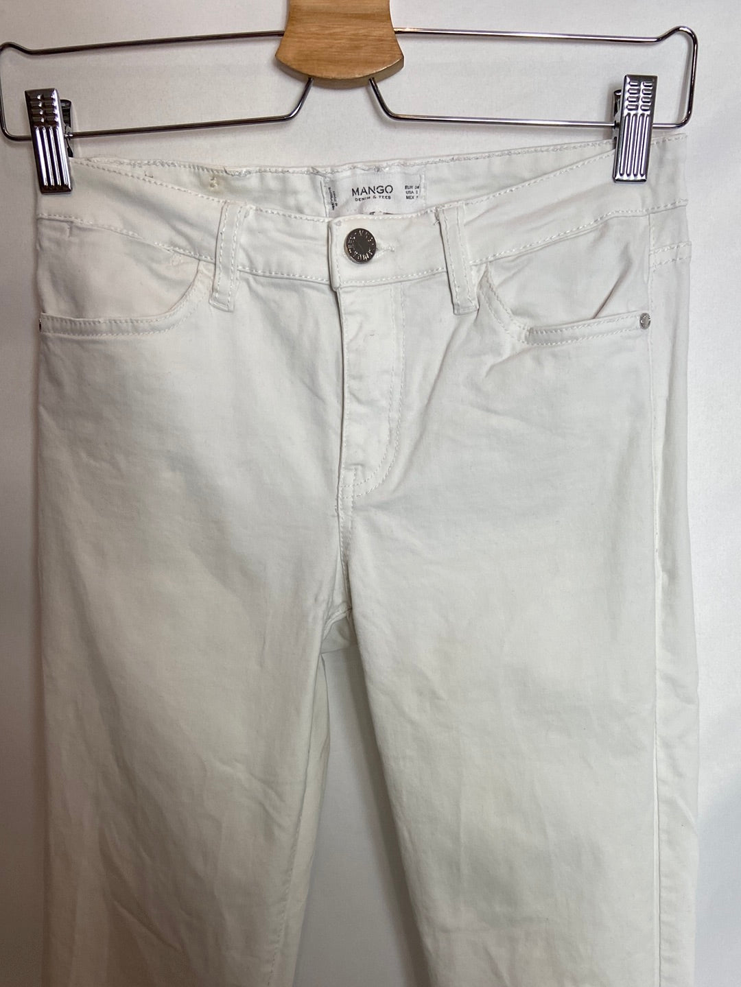 MANGO. Pantalón denim blanco T.34