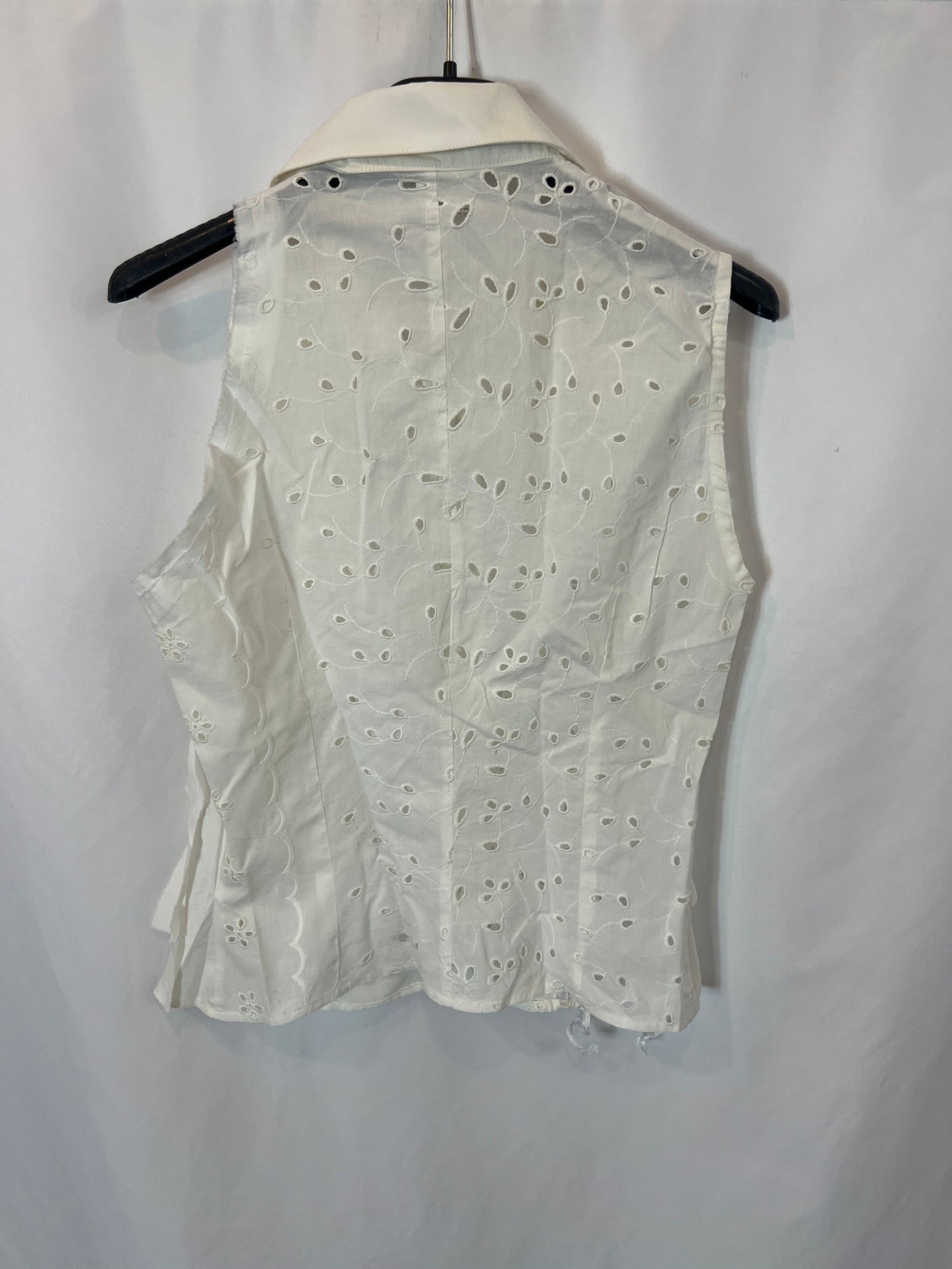 AMAYA ARZUAGA. Blusa blanca troquelada  y flecos T.40(s)