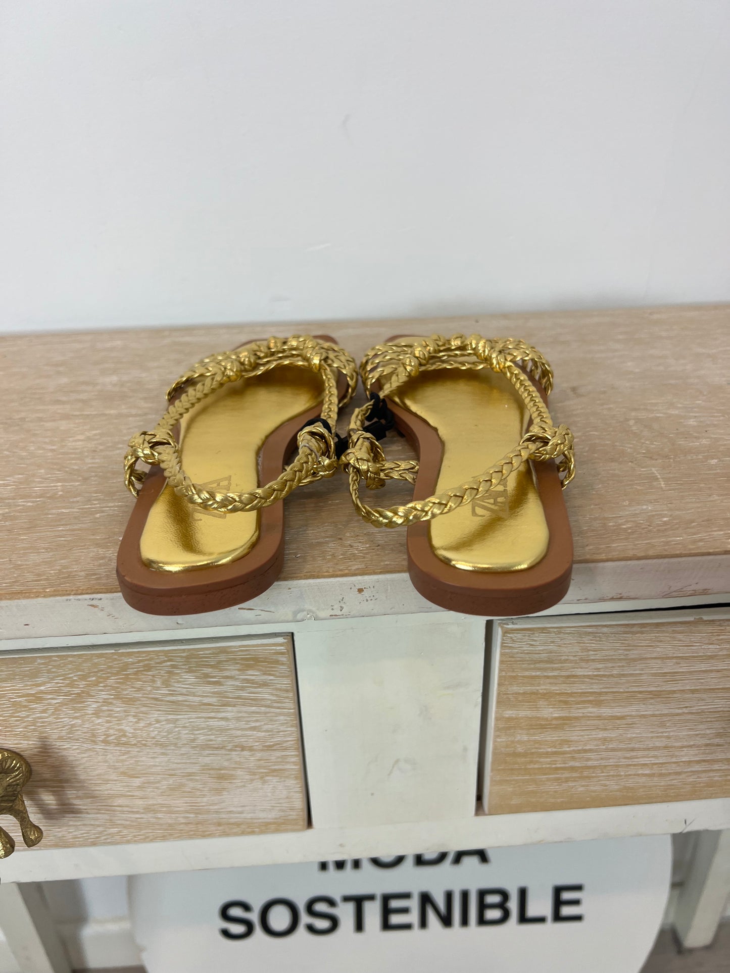 ZARA. Sandalia plana tiras doradas. T 36