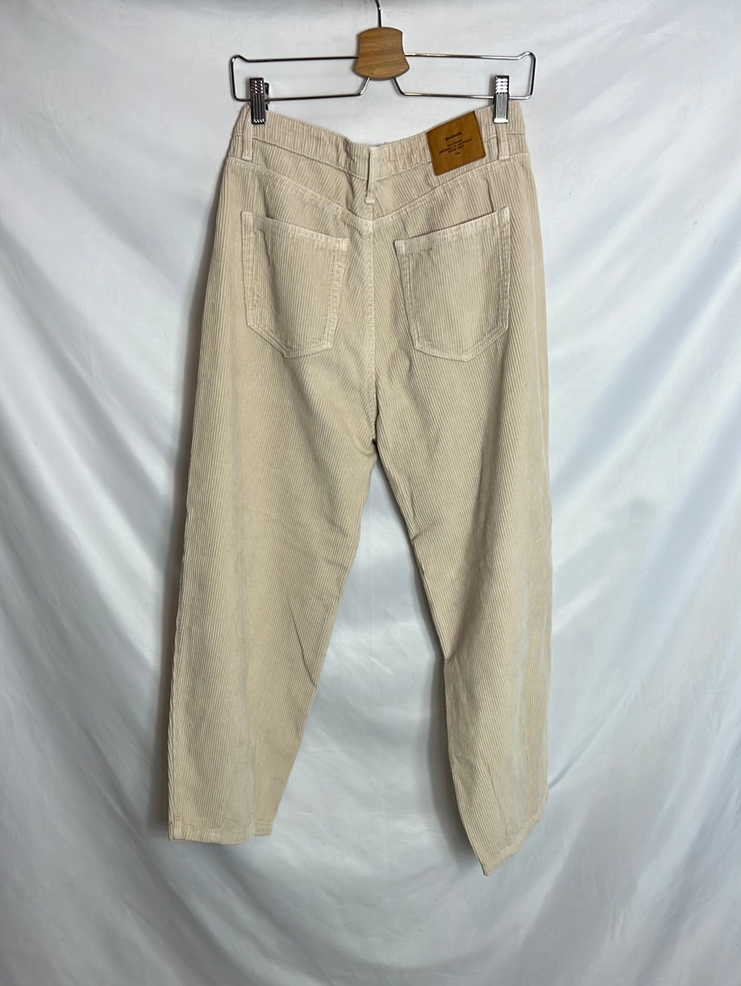 STRADIVARIUS. Pantalón pinzas pana T.38