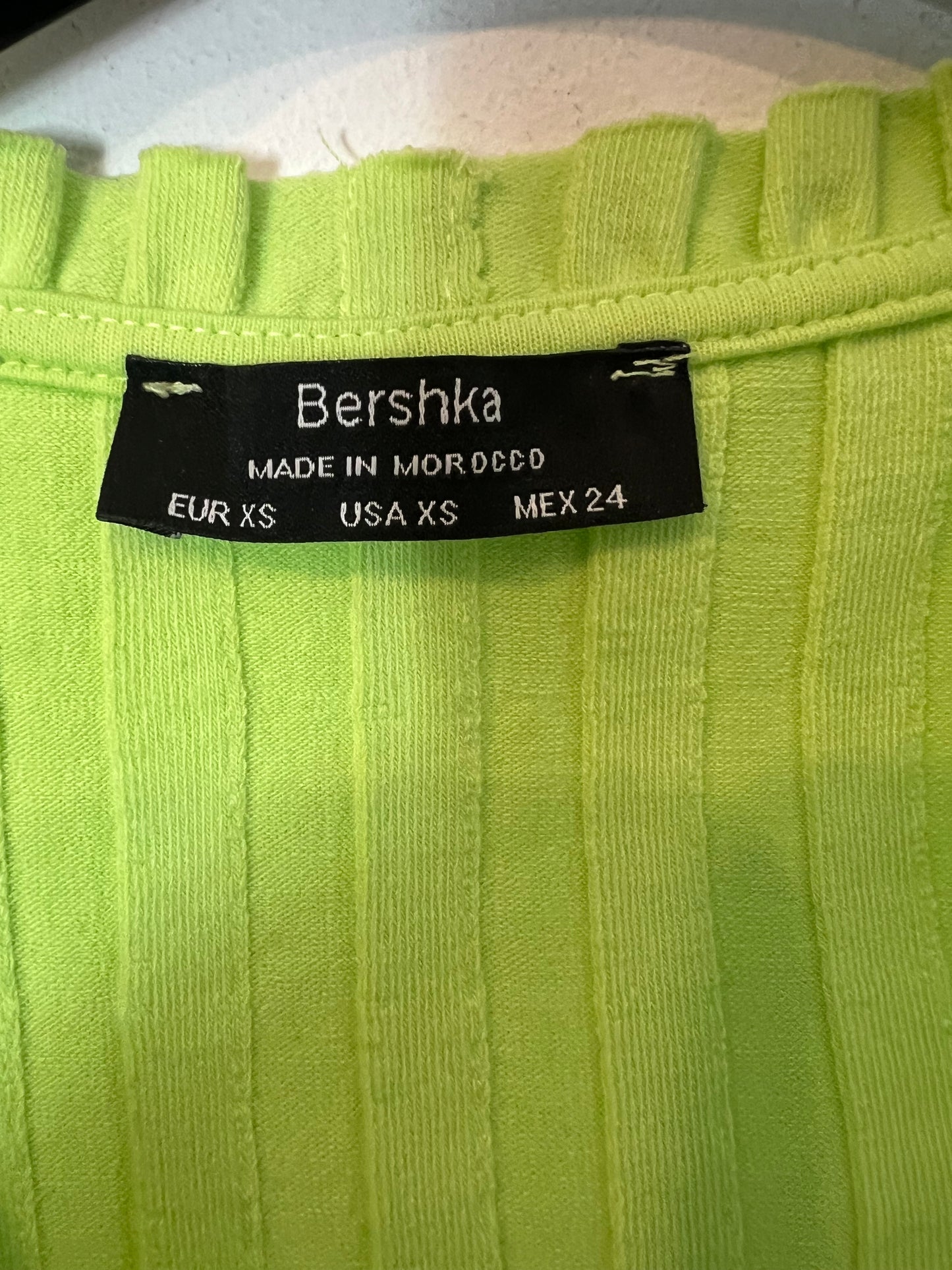 BERSHKA. Top verde canalé T.xs