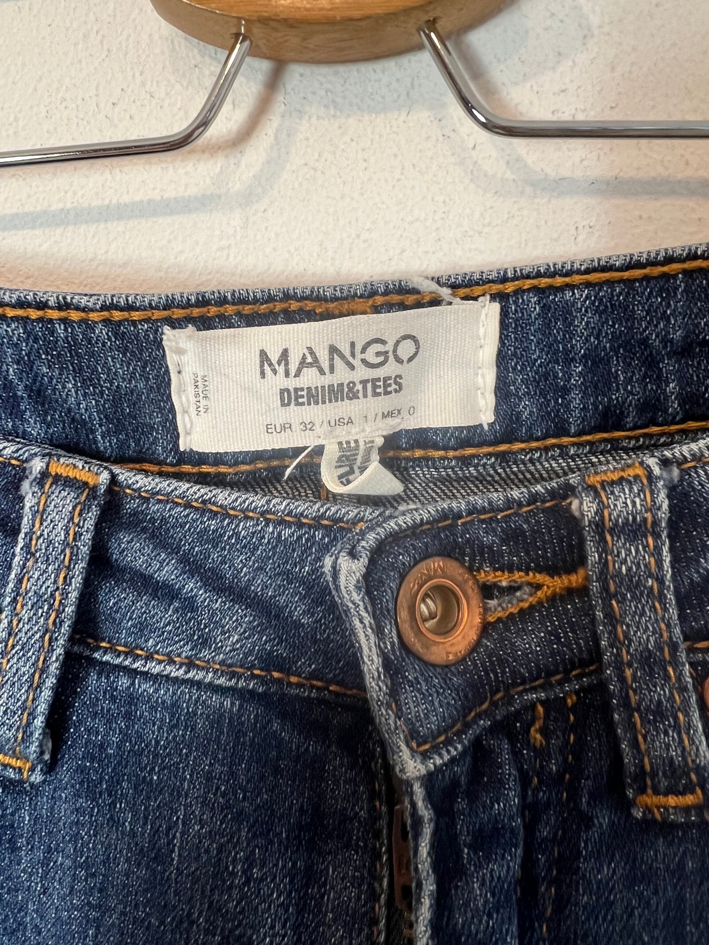 MANGO. Pantalón vaquero campana T.32