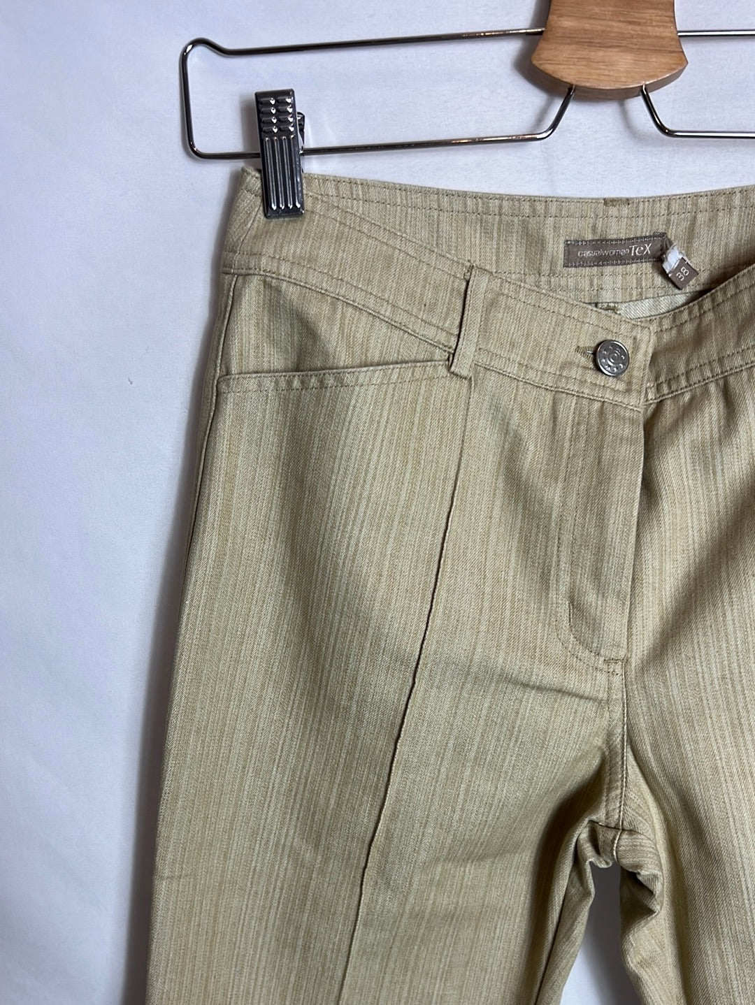 TEX. Pantalón beiges textura rayas. T 38