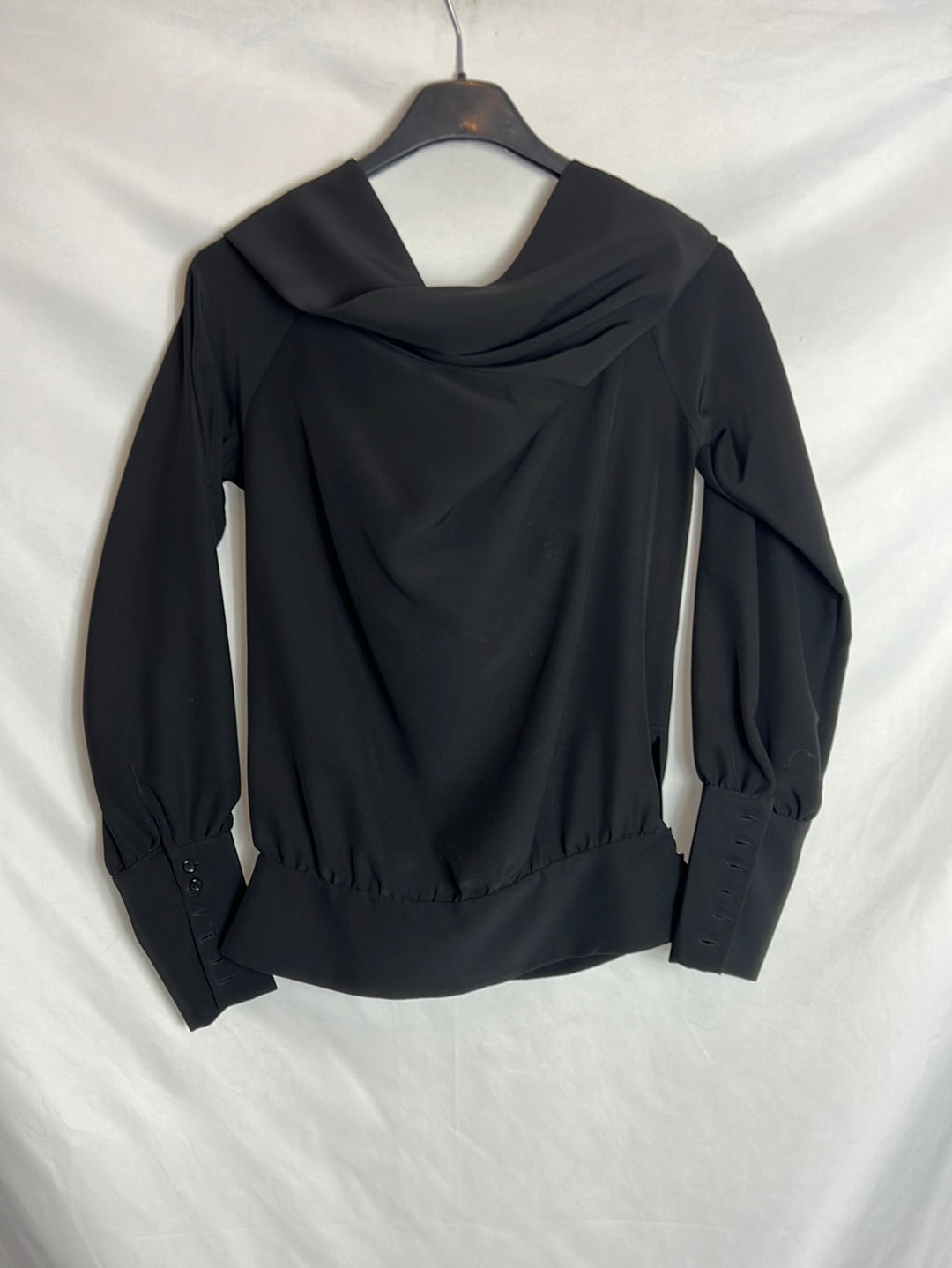 ZARA. Blusa negra cuello fluido T.s