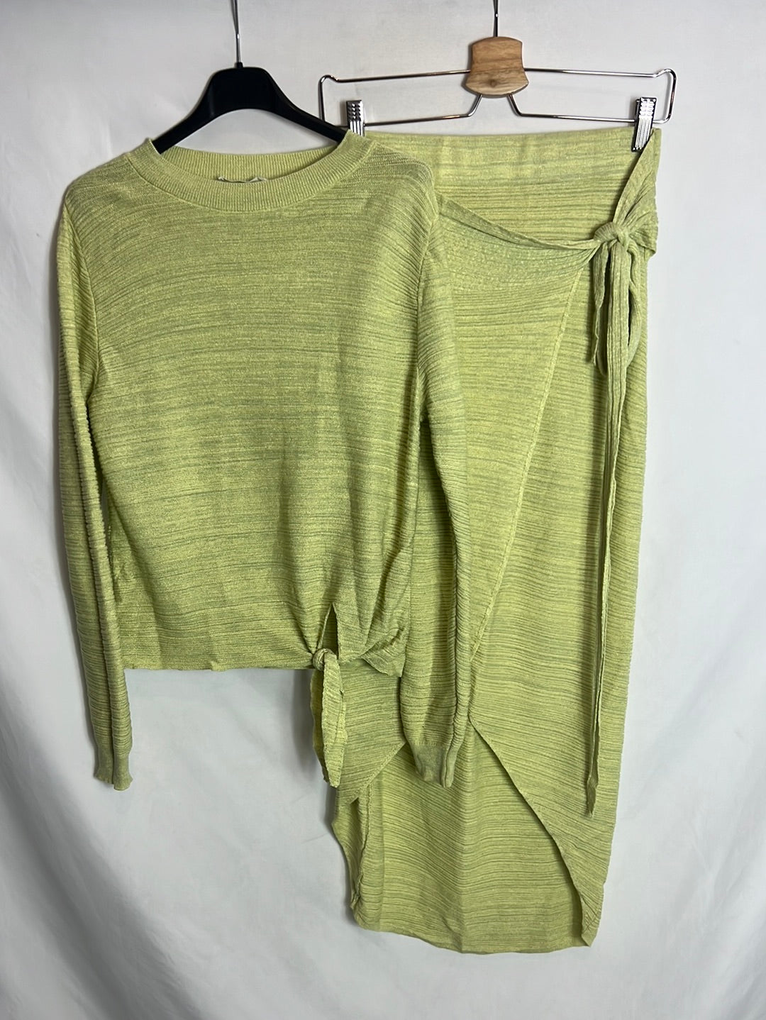 MANGO. Total look verde textura. T XS/S