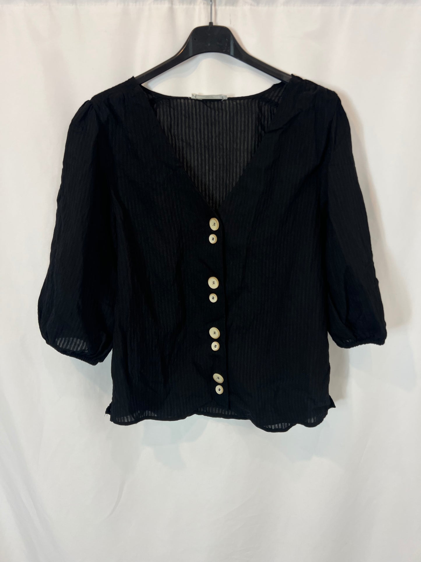 MANGO. Blusa negra detalle botones. T S