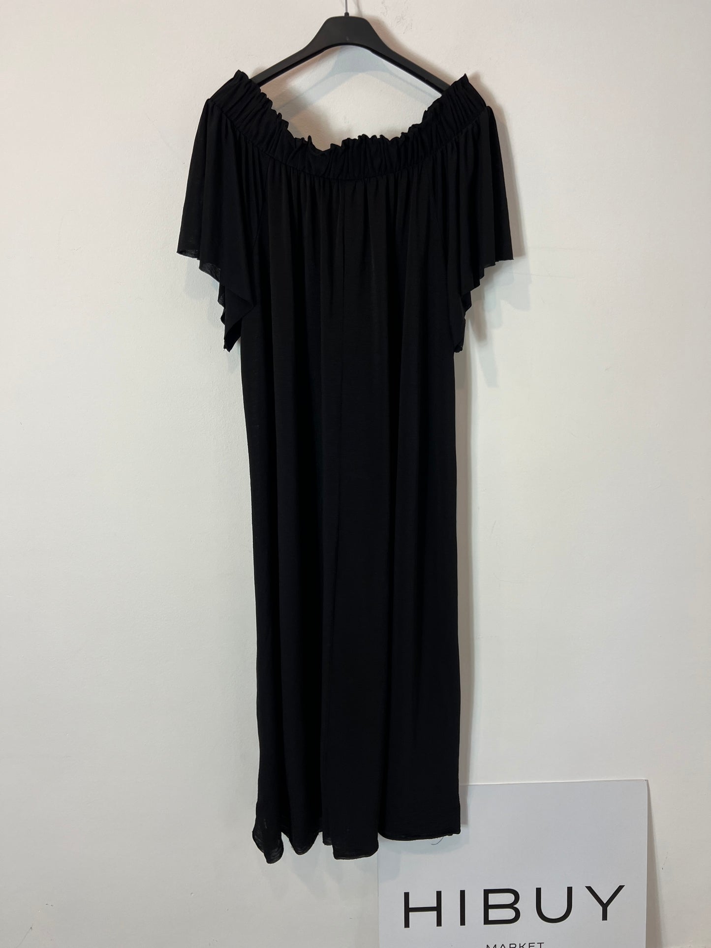 ZARA. Vestido negro midi detalle escote. T M