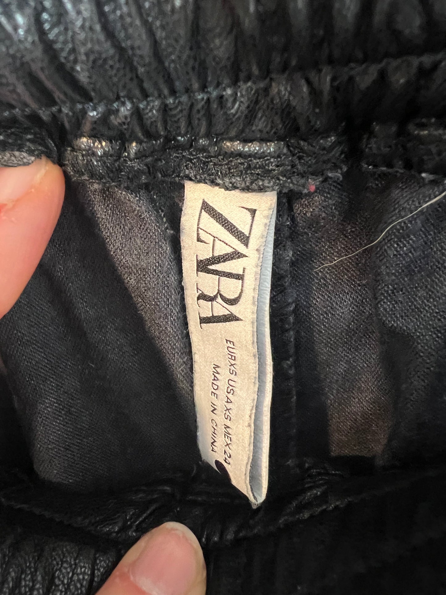 ZARA. pantalón efecto piel negro T.xs