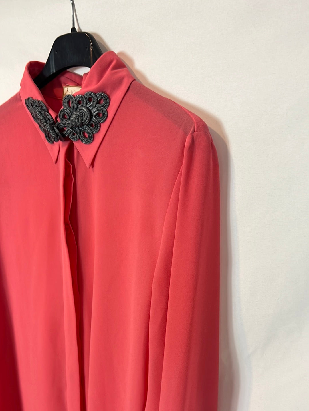 BIMANI. Blusa rosa detalle cuello. T S