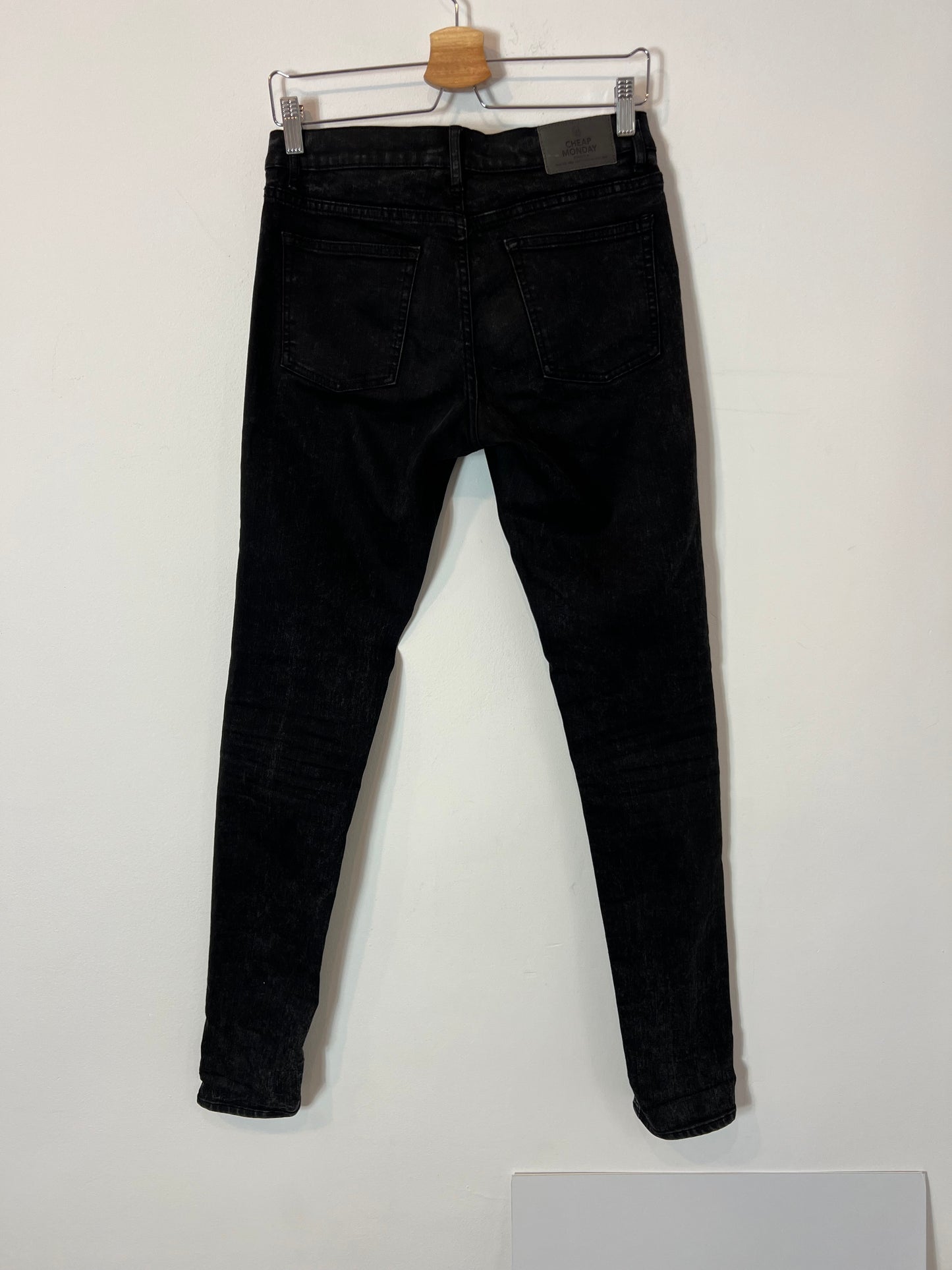 CHEAP MONDAY. Denim negro pitillo. T 30 (M/L)