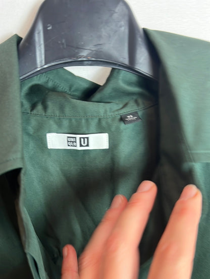 UNIQLO. Camisa verde oscuro algodón. T XS