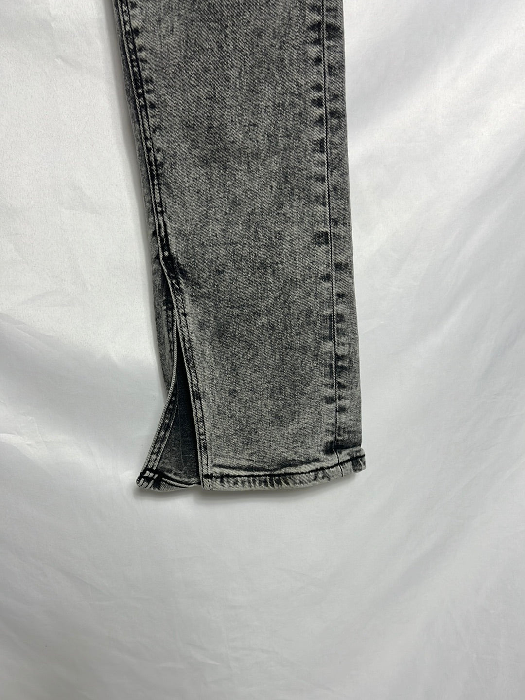 ZARA. Pantalón denim gris recto aperturas. T 34