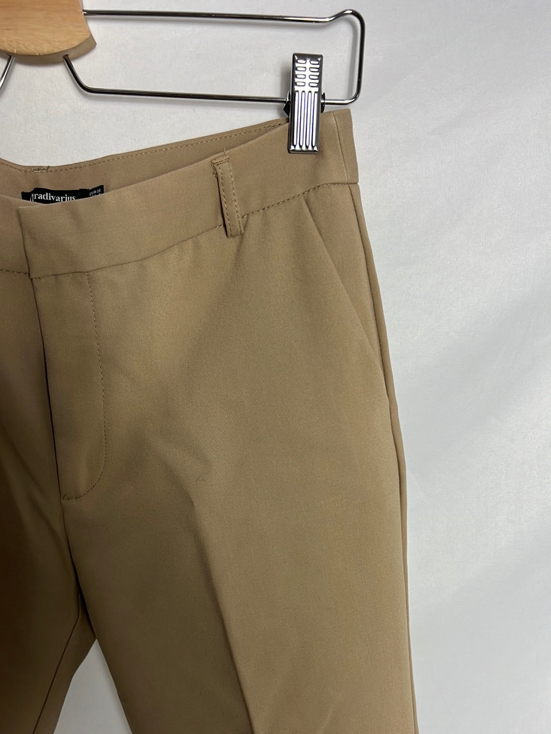 ZARA. Pantalón beige pinzas. T 36