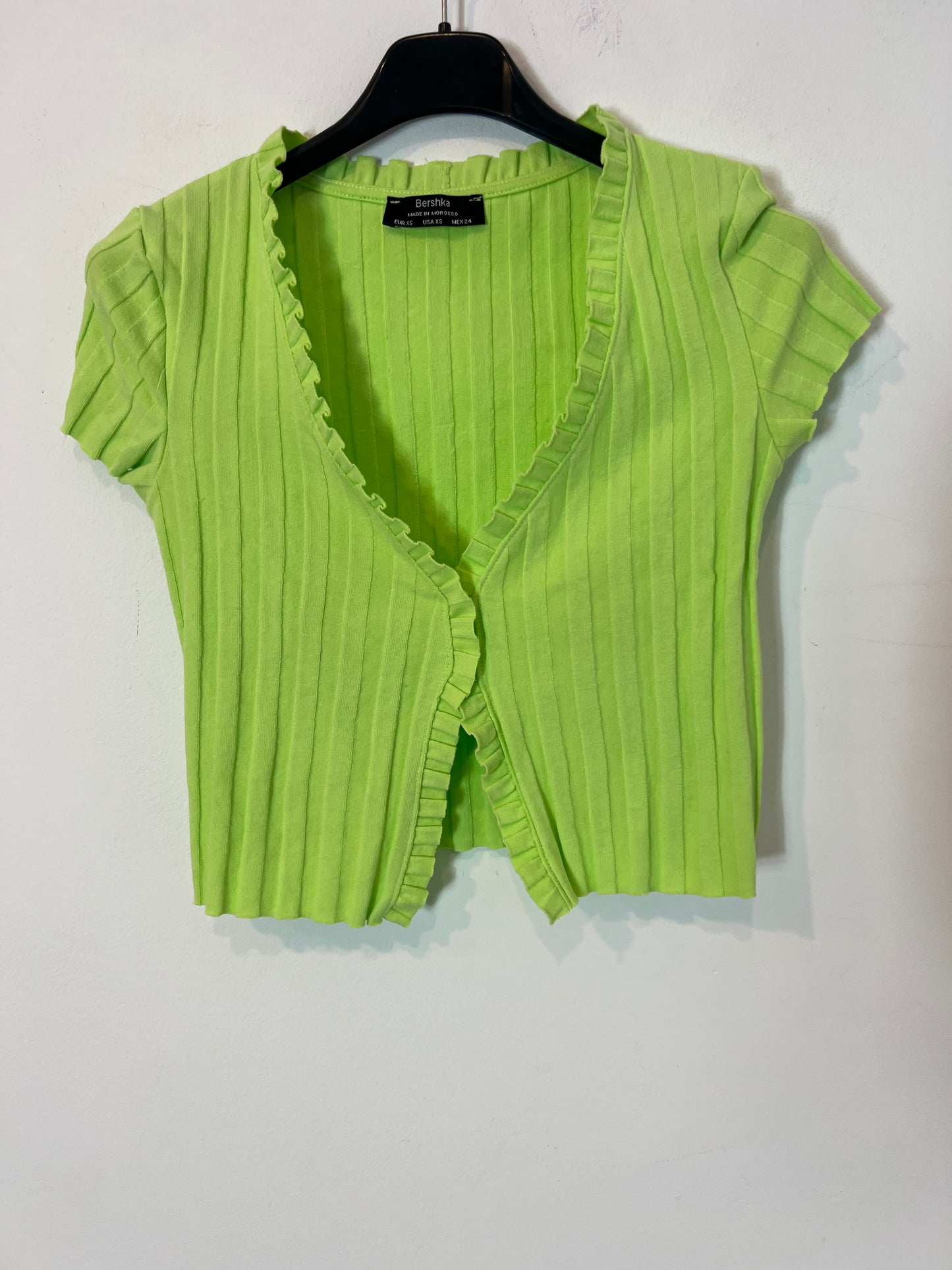 BERSHKA. Top verde canalé T.xs