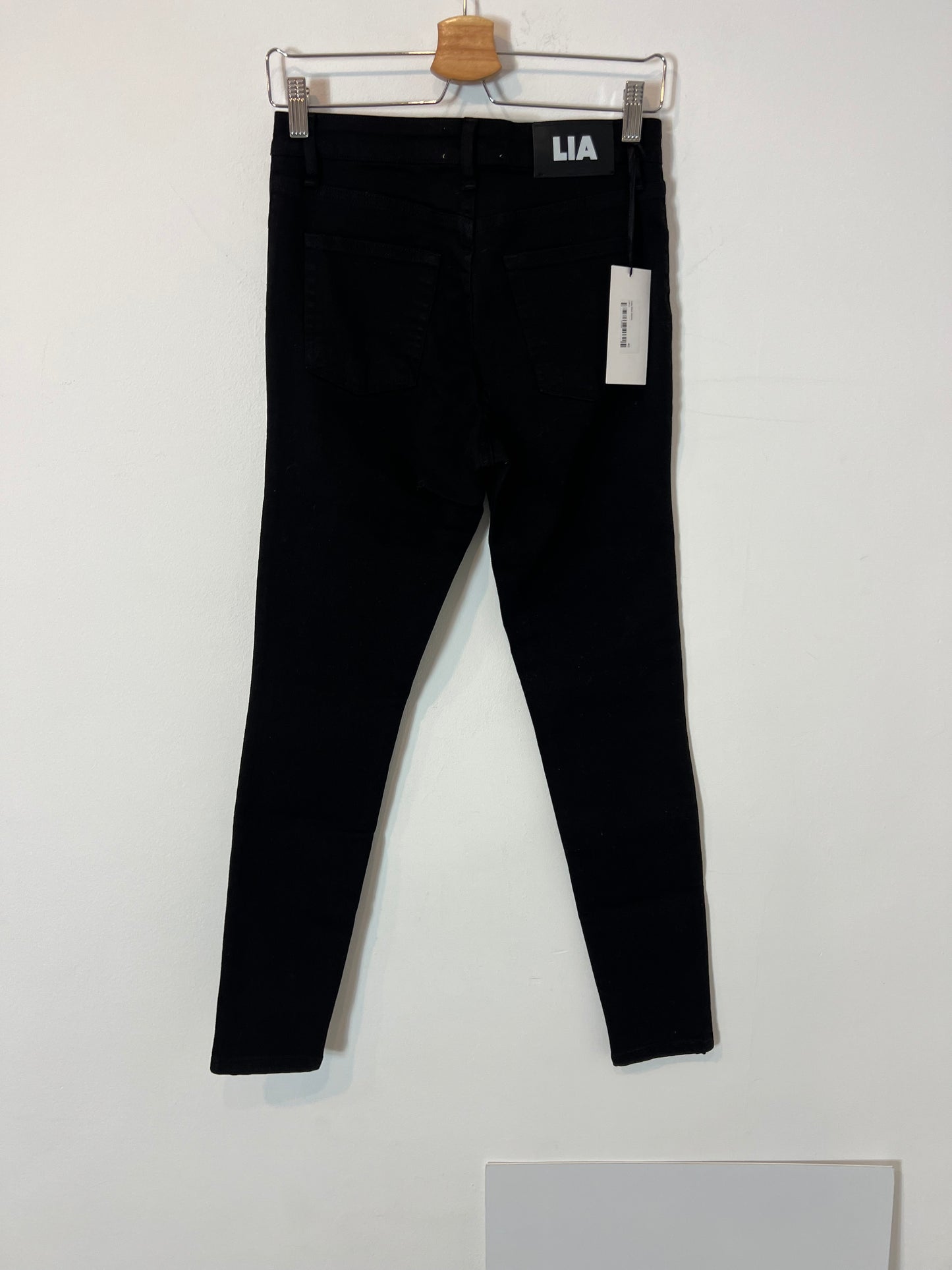 LIA JEANS. Denim negro skinny. T 40