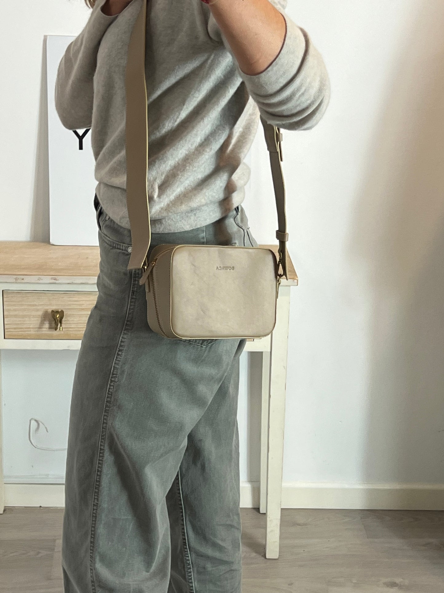 BOWACA. Bolso piel beige