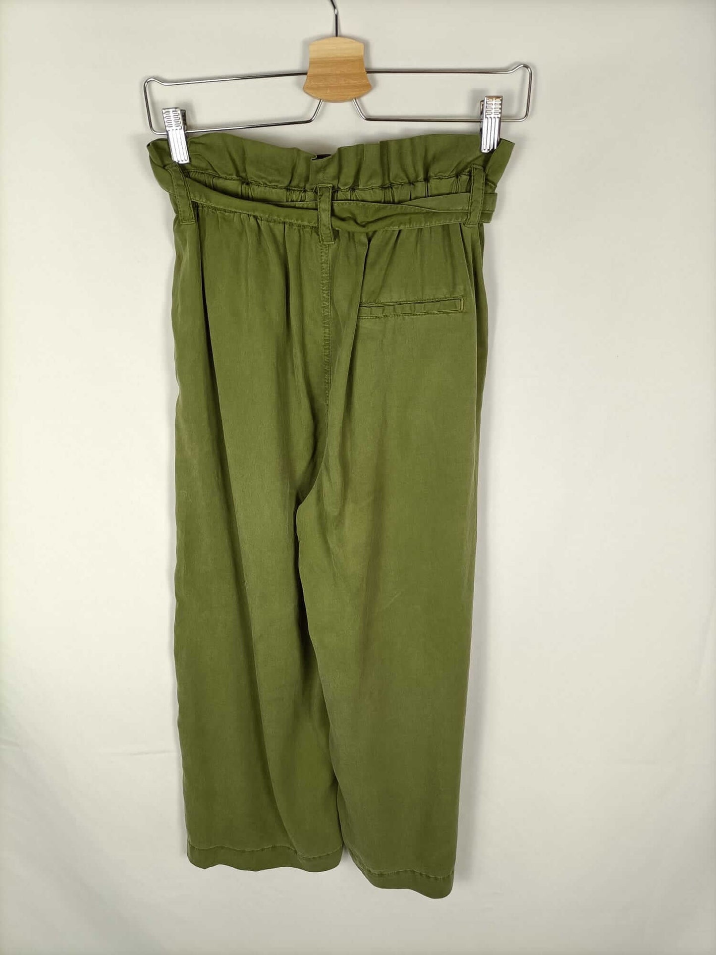 ZARA. Pantalón fluido verde T.xs