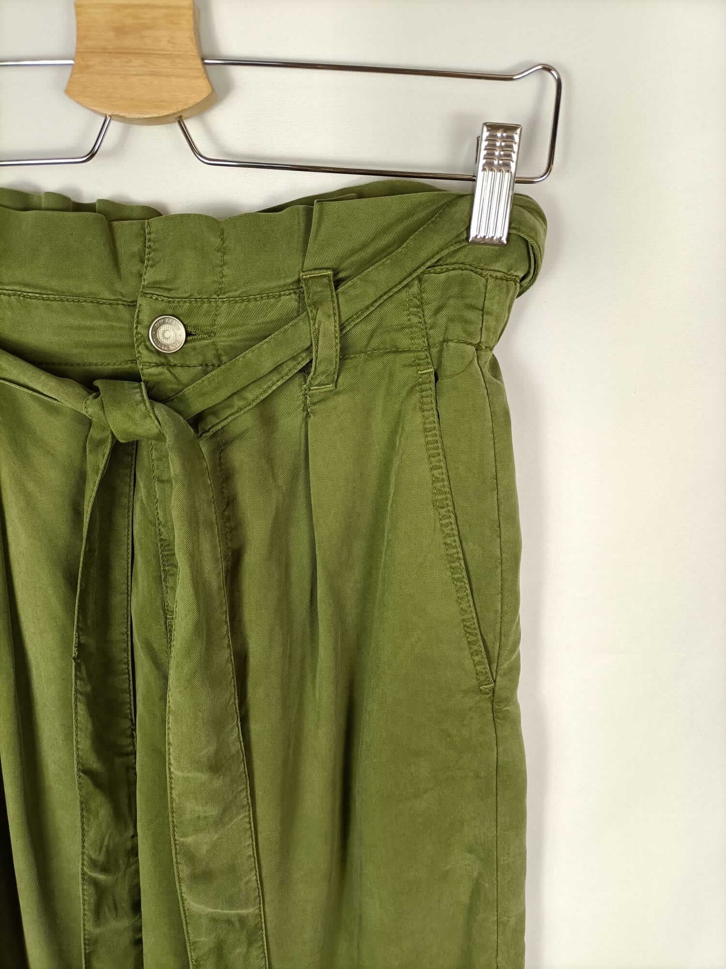 ZARA. Pantalón fluido verde T.xs