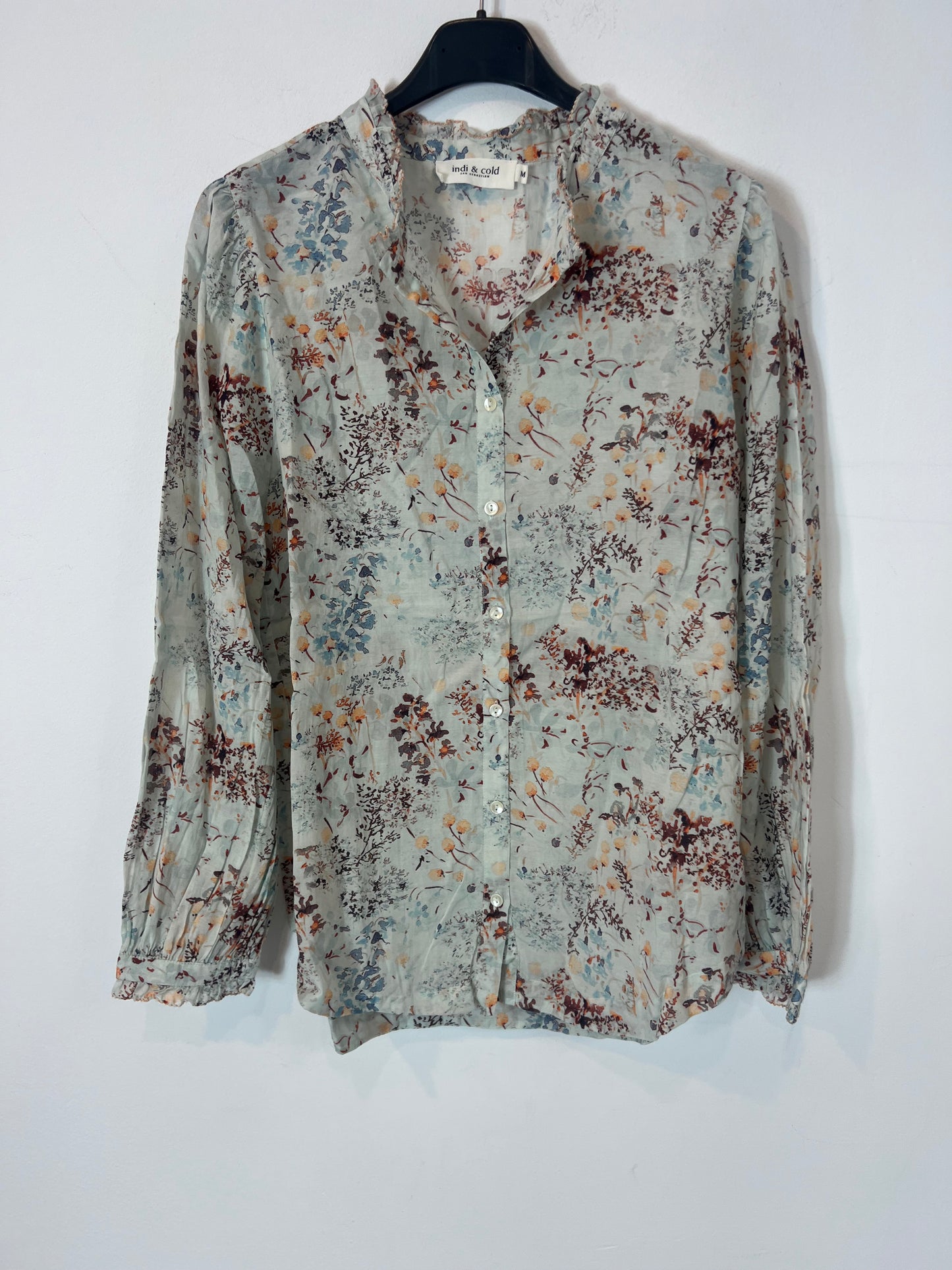 INDI & COLD. Blusa fluida flores cuello volante. T M