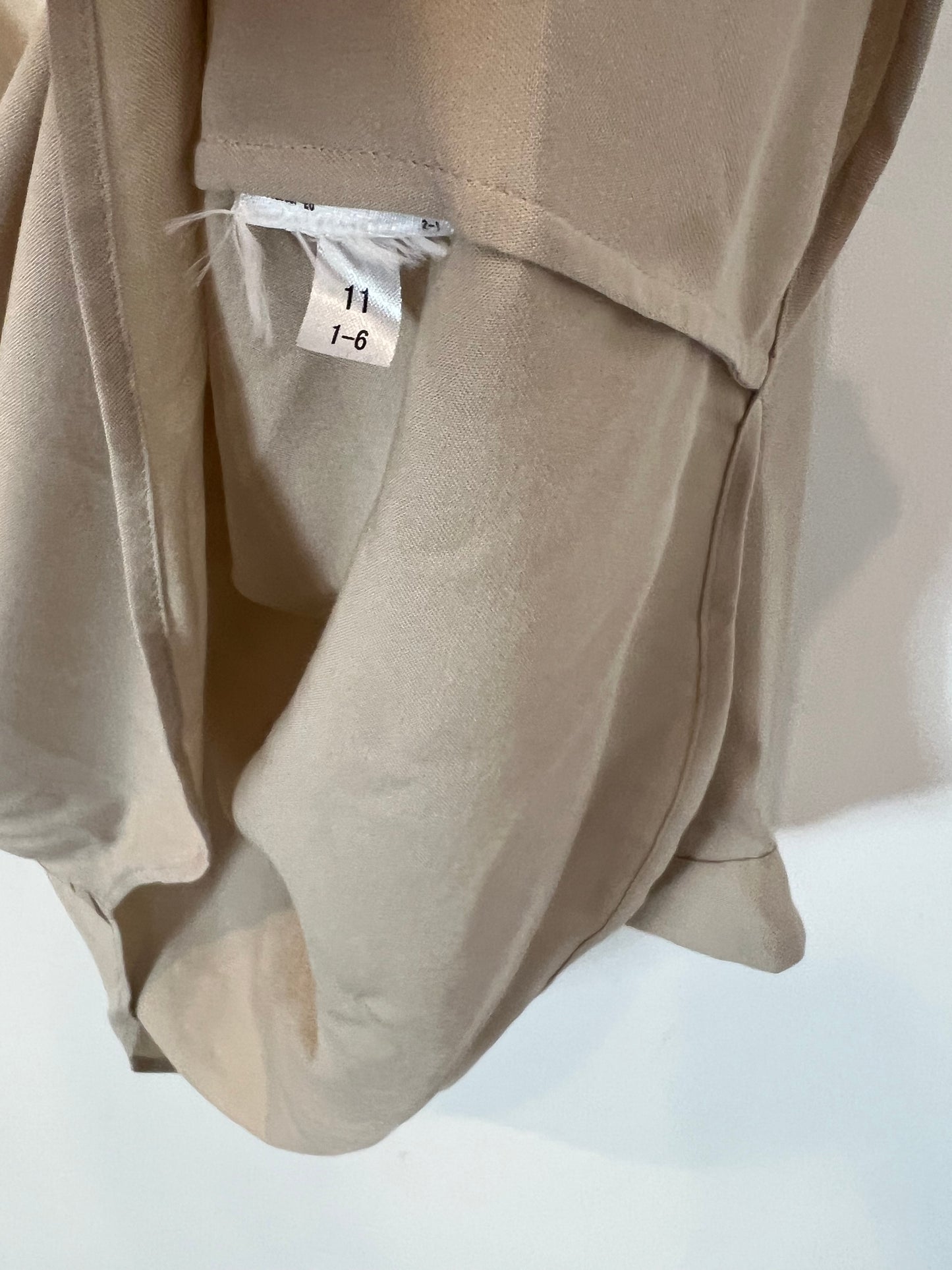 UNIQLO. Blusa beige fluida. T S