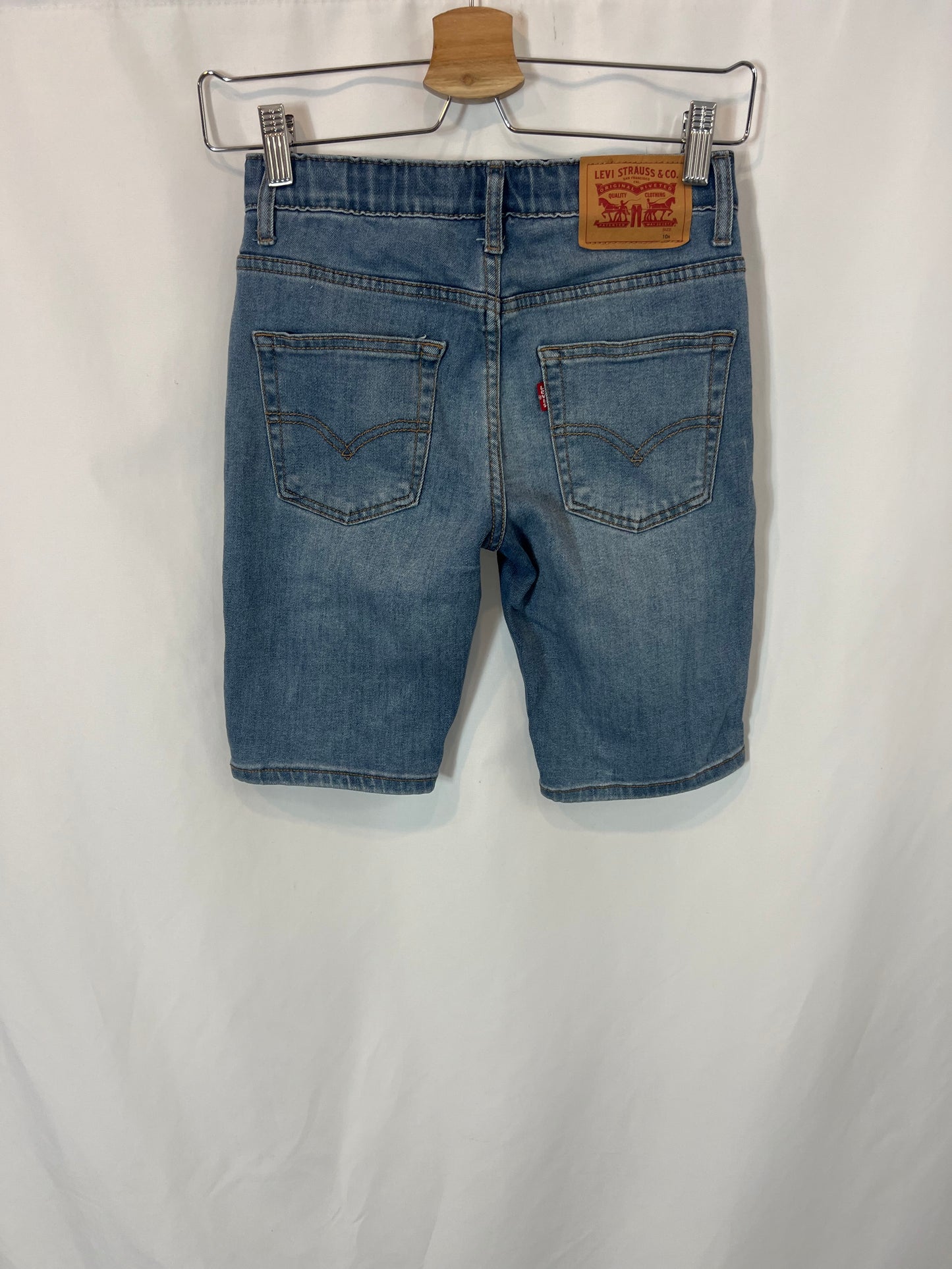 LEVI´S. Bermuda denim semi elástica. T 10 años