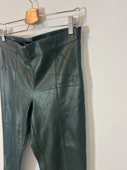 ZARA. Pantalón efecto piel verde T.m