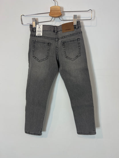 ZARA. Denim pitillo gris. T 6 años