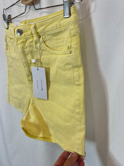 SFERA. Pantalón corto amarillo. T 36