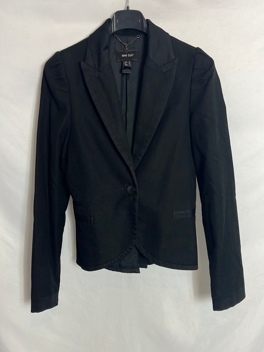 MANGO. Blazer negra detalle hombros. T 36