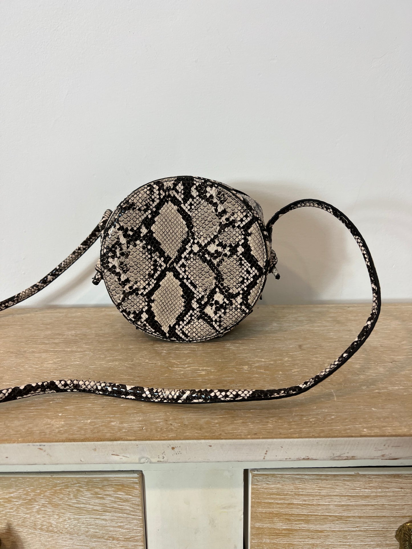 MANGO. Bolso redondo animal print