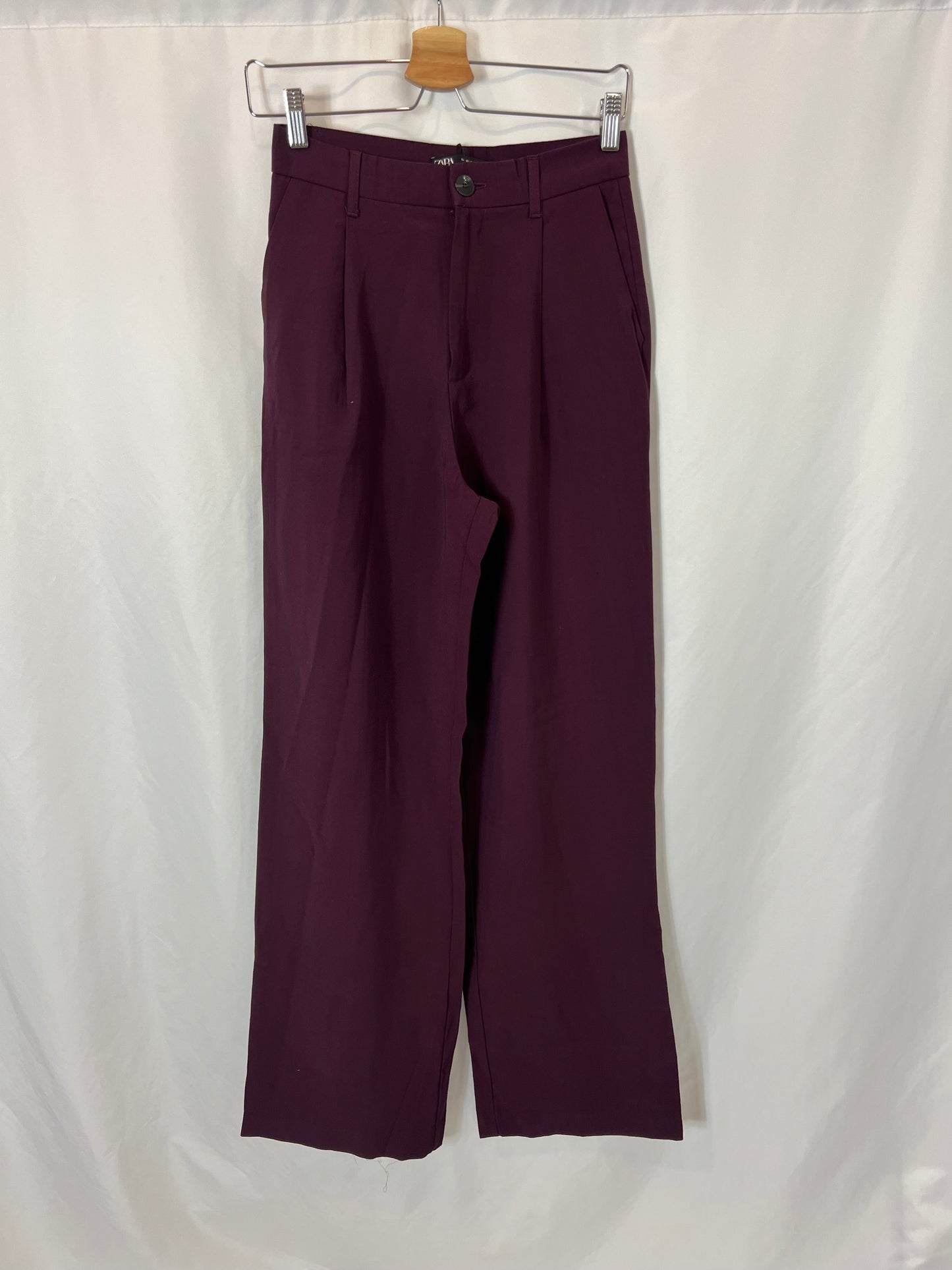 ZARA. Pantalón fluido color berenjena . T XS