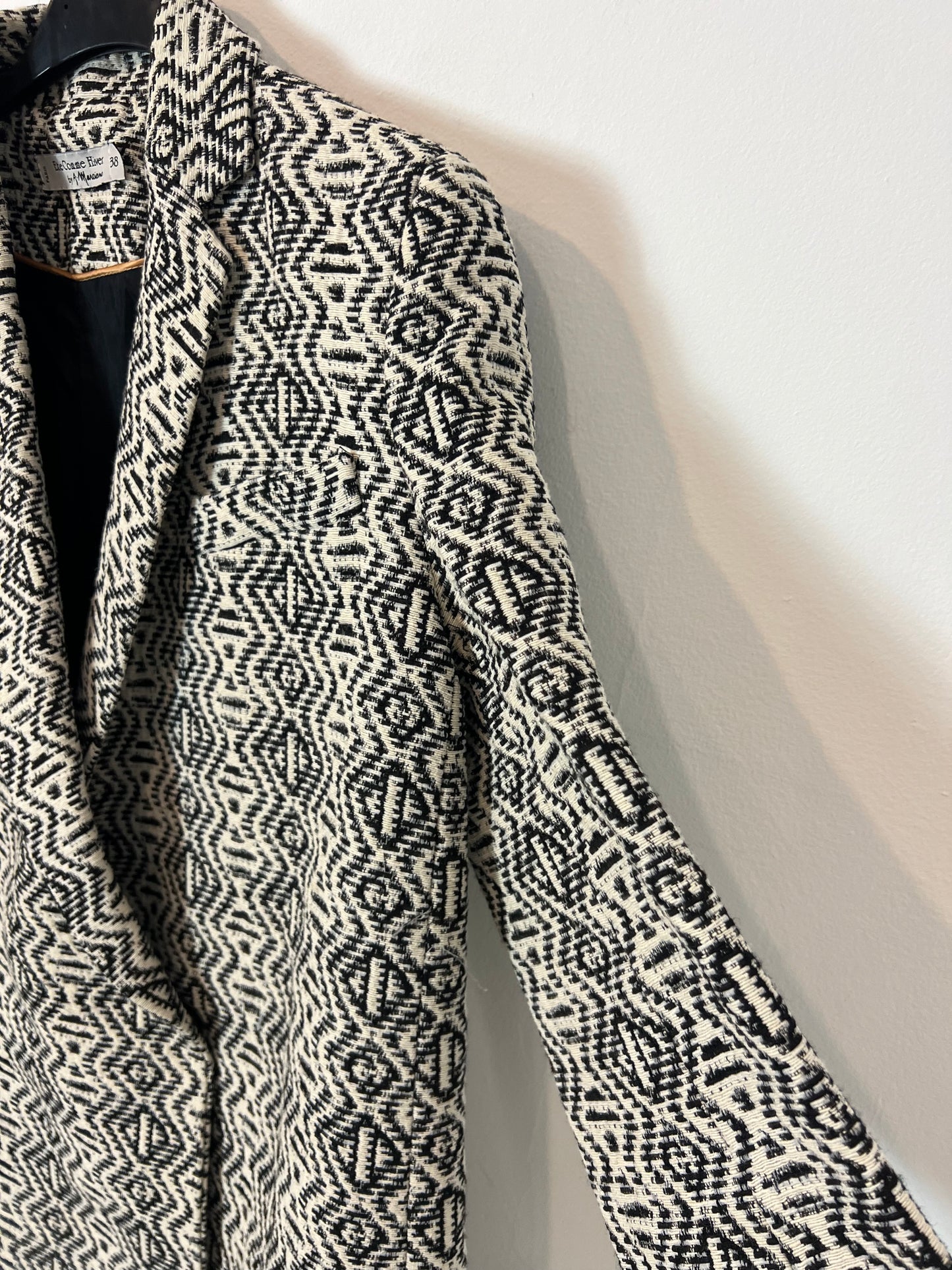 ETÉ COMME HIVER. Chaqueta textura estampado geométrico. T 38