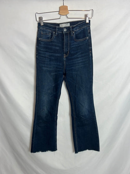 STRADIVARIUS . Denim elástico ligeramente acampanado . T 36