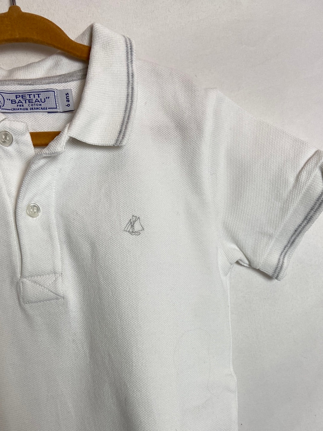 PETIT BATEAU. Polo blanco logo T. 6 años