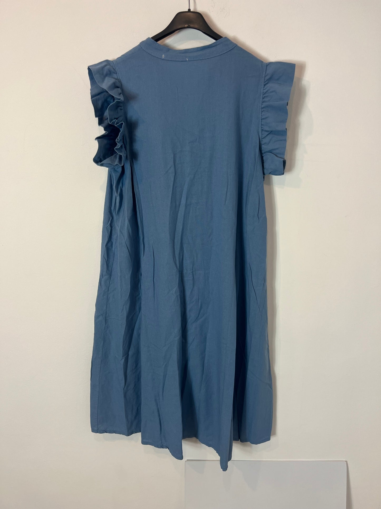 COISA MAIS LINDA. Vestido midi camisero manga volante. T M/L