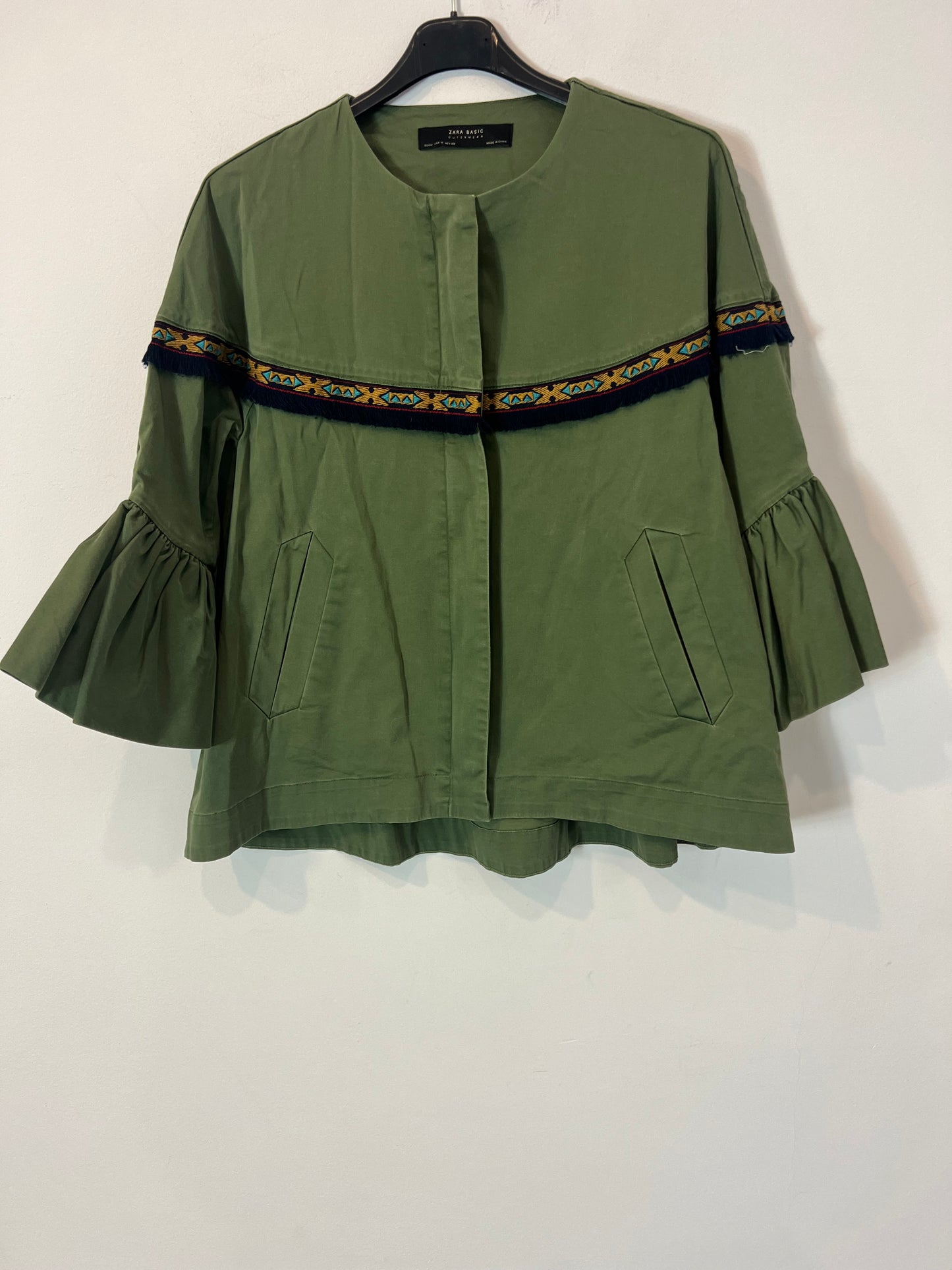 ZARA. Chaqueta verde detalle étnico. T M