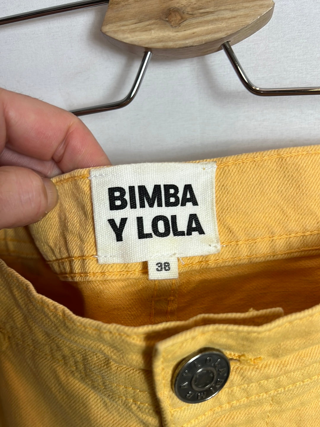 BIMBA Y LOLA.Pantalón denim amarillo T.38b(Tara)