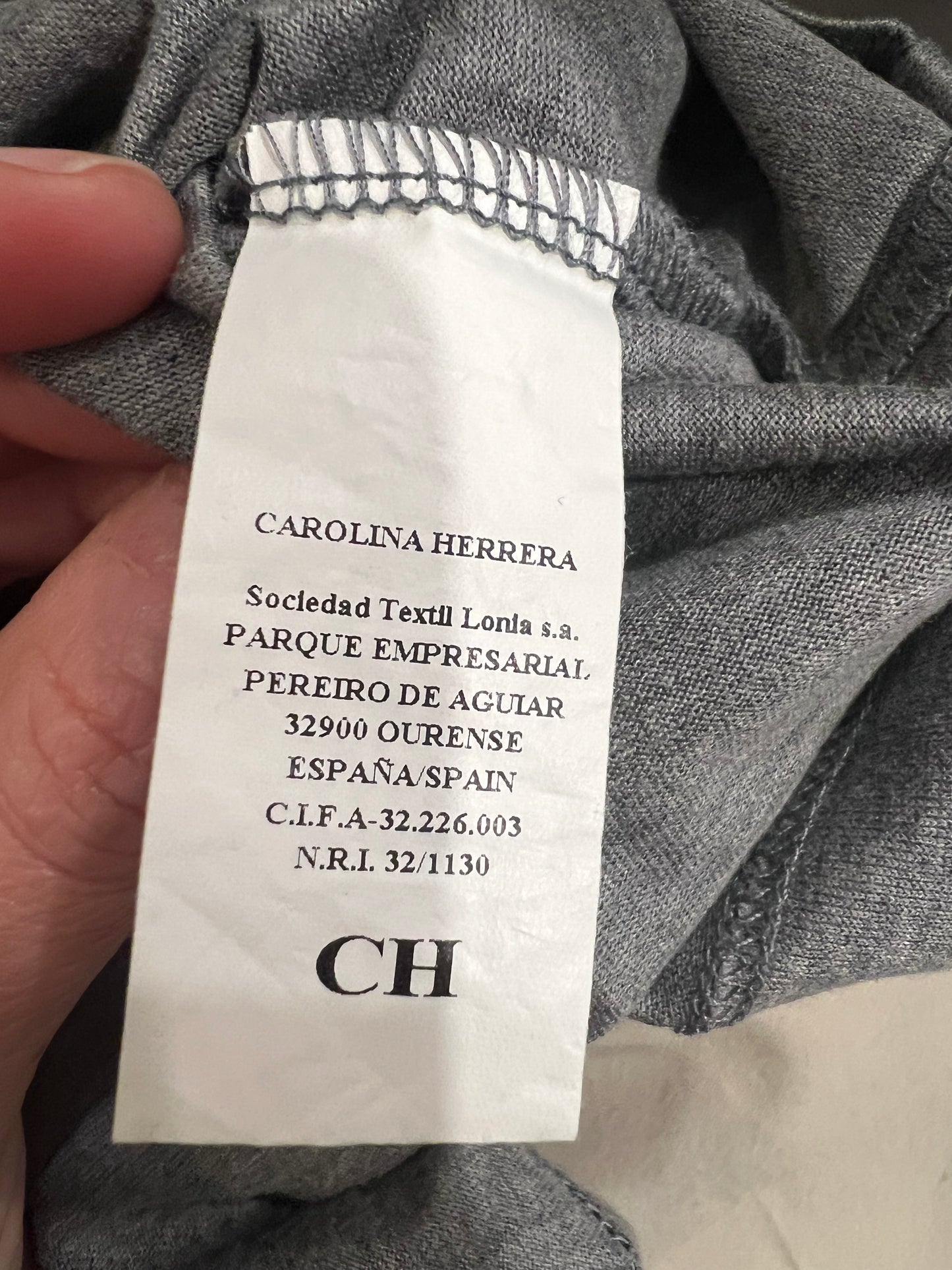 CAROLINA HERRERA.Camiseta gris elástica T.s