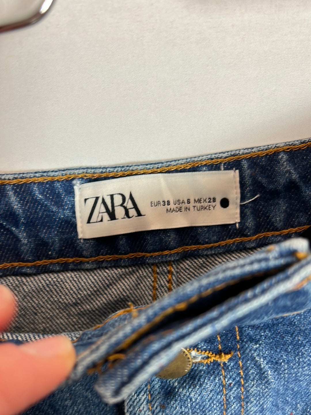 ZARA. Denim abotonado detalle pintura. T 38