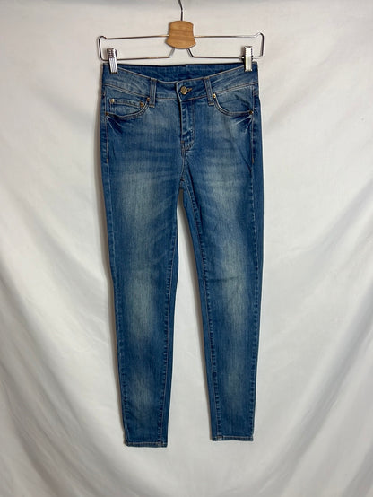 MANGO. Denim pitillo efecto desgastado. T 34