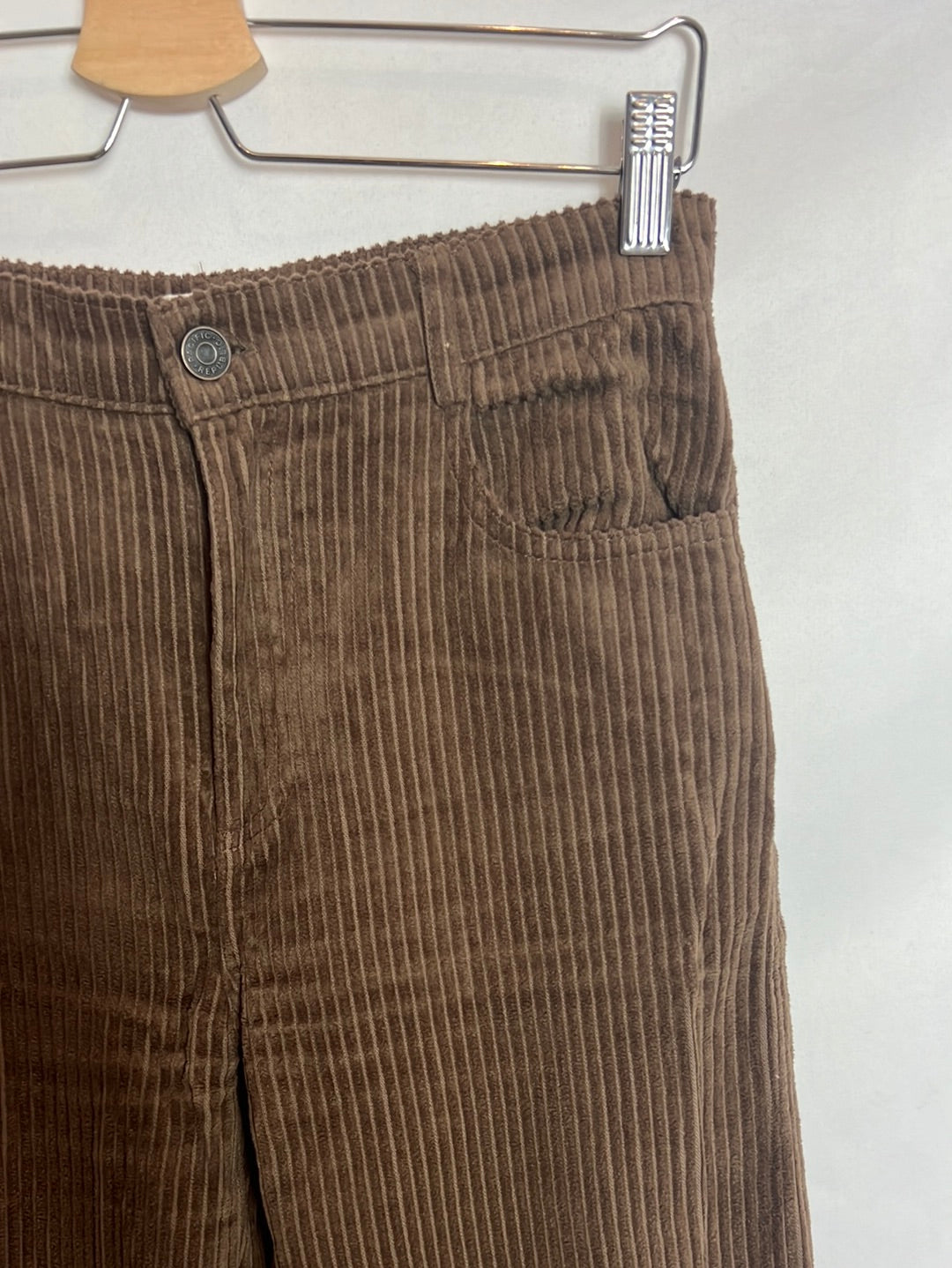 PULL&BEAR . Pantalón recto pana marrón . T 34