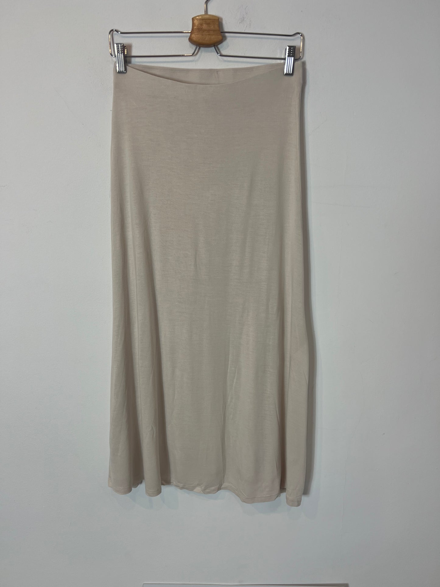 H&M. Falda midi beige fluida. T M