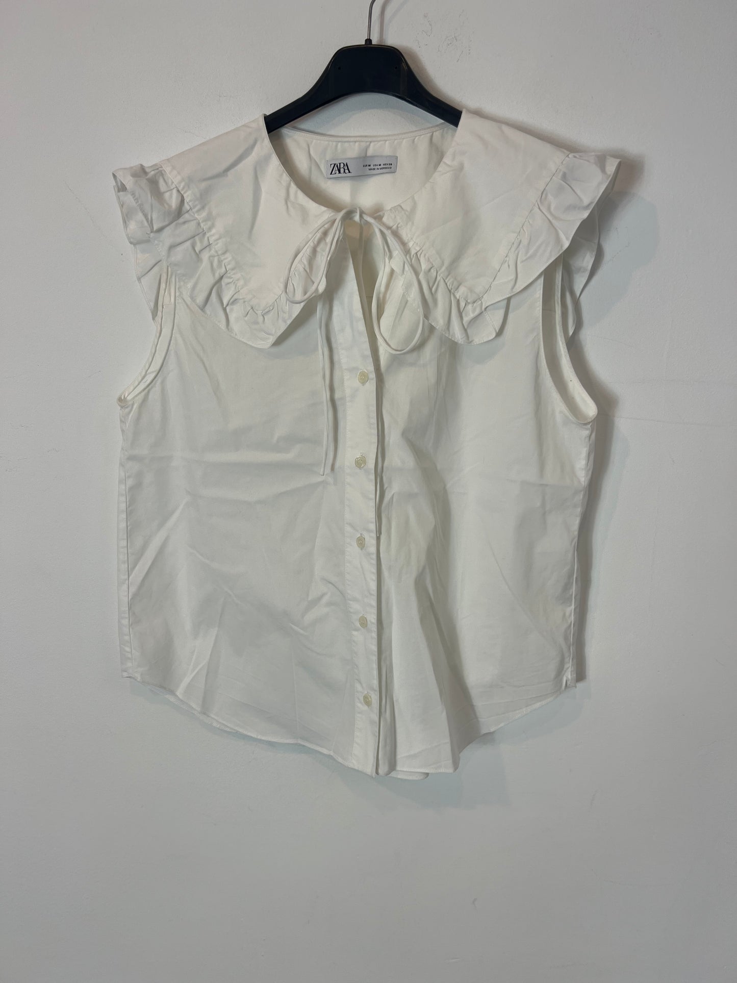 ZARA. Blusa blanca sin mangas volante. T M